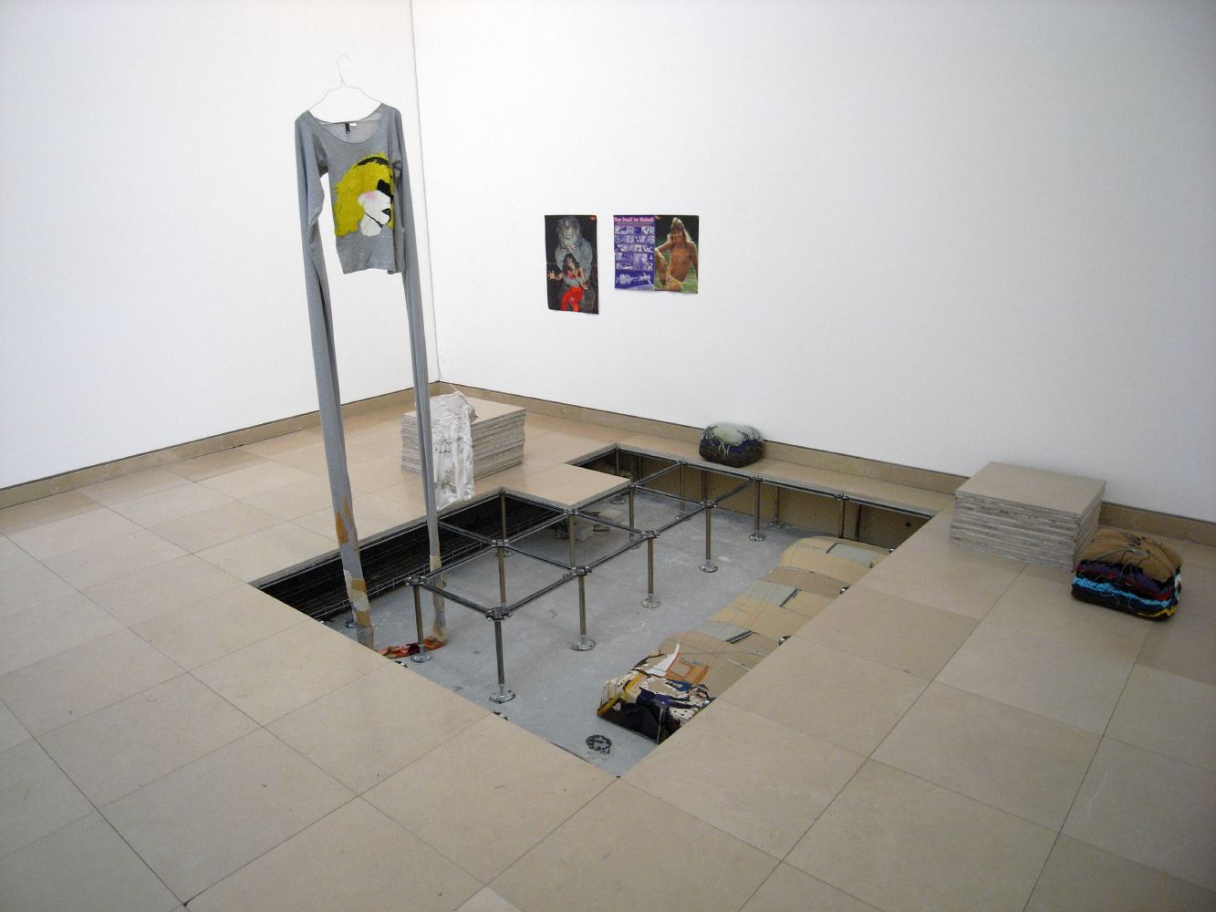 Nimes Zimmer: Blondie, Christoph, Alice, Brian, Oui, Treppenhaus, Ohne Titel (Pullover)