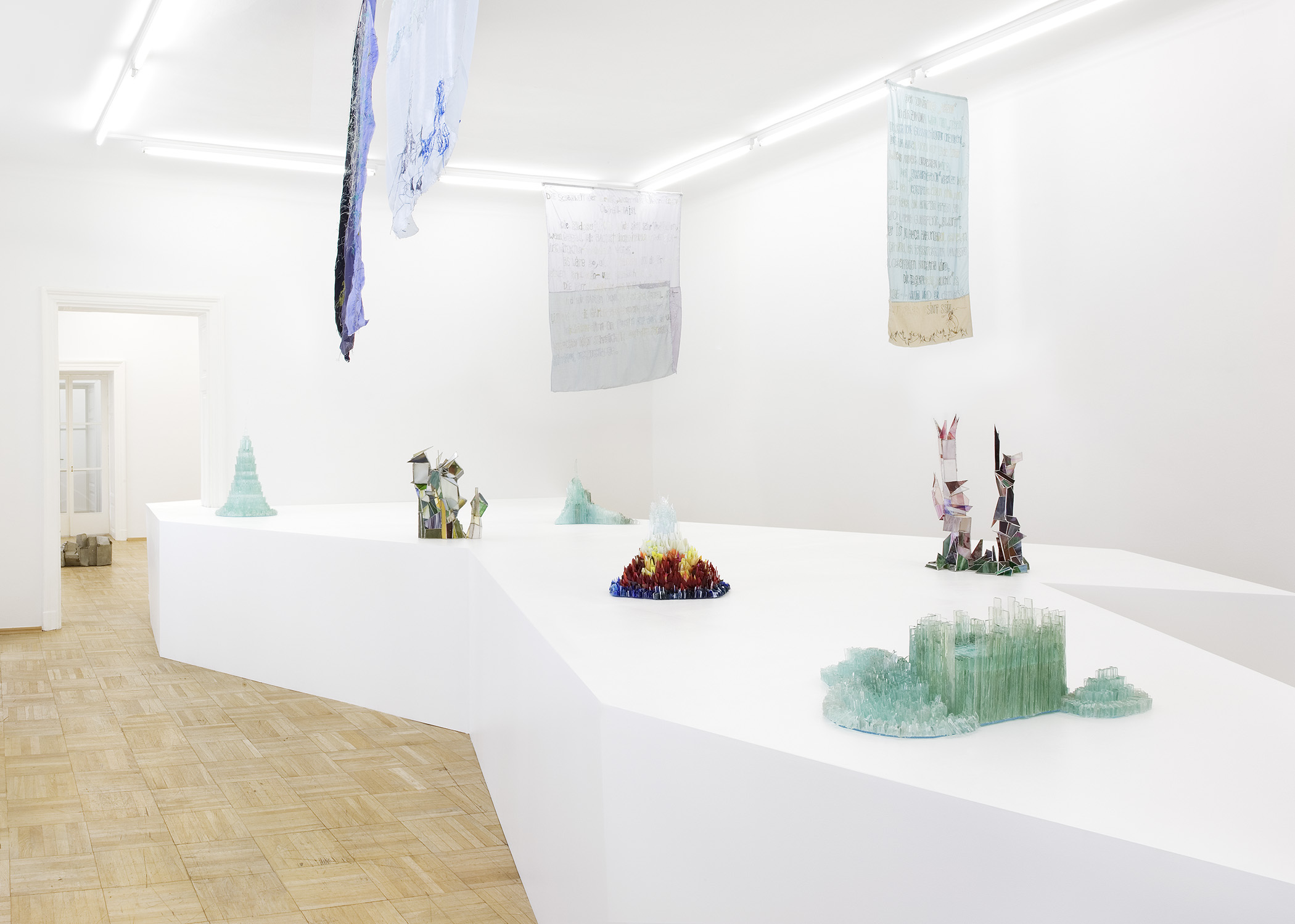 Isa Melsheimer, Land aus Glas, Galerie Nächst St. Stephan, Wien.