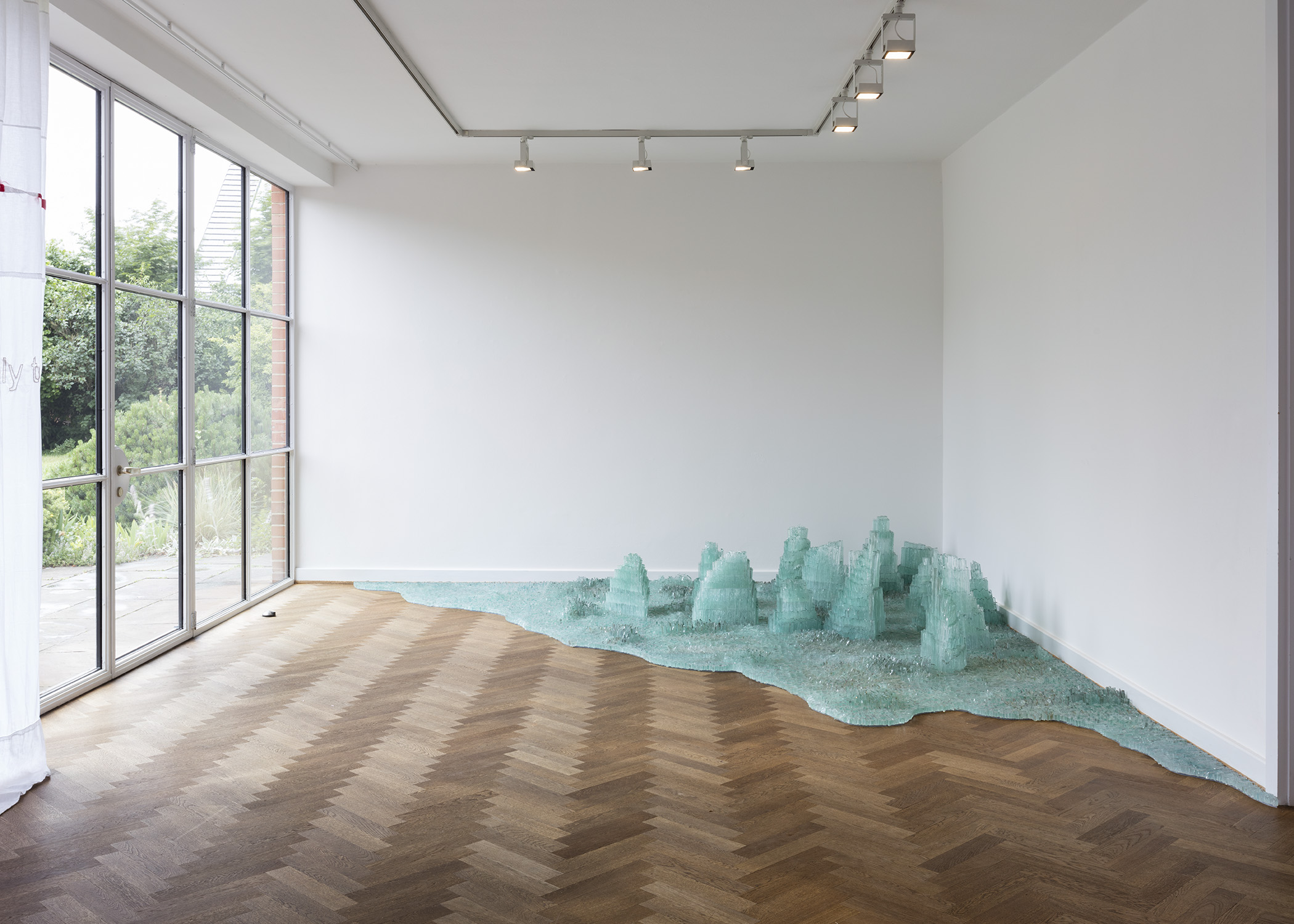 Isa Melsheimer, Der tote Palast zitterte – zitterte!, Mies van der Rohe Haus, Berlin, Germany.