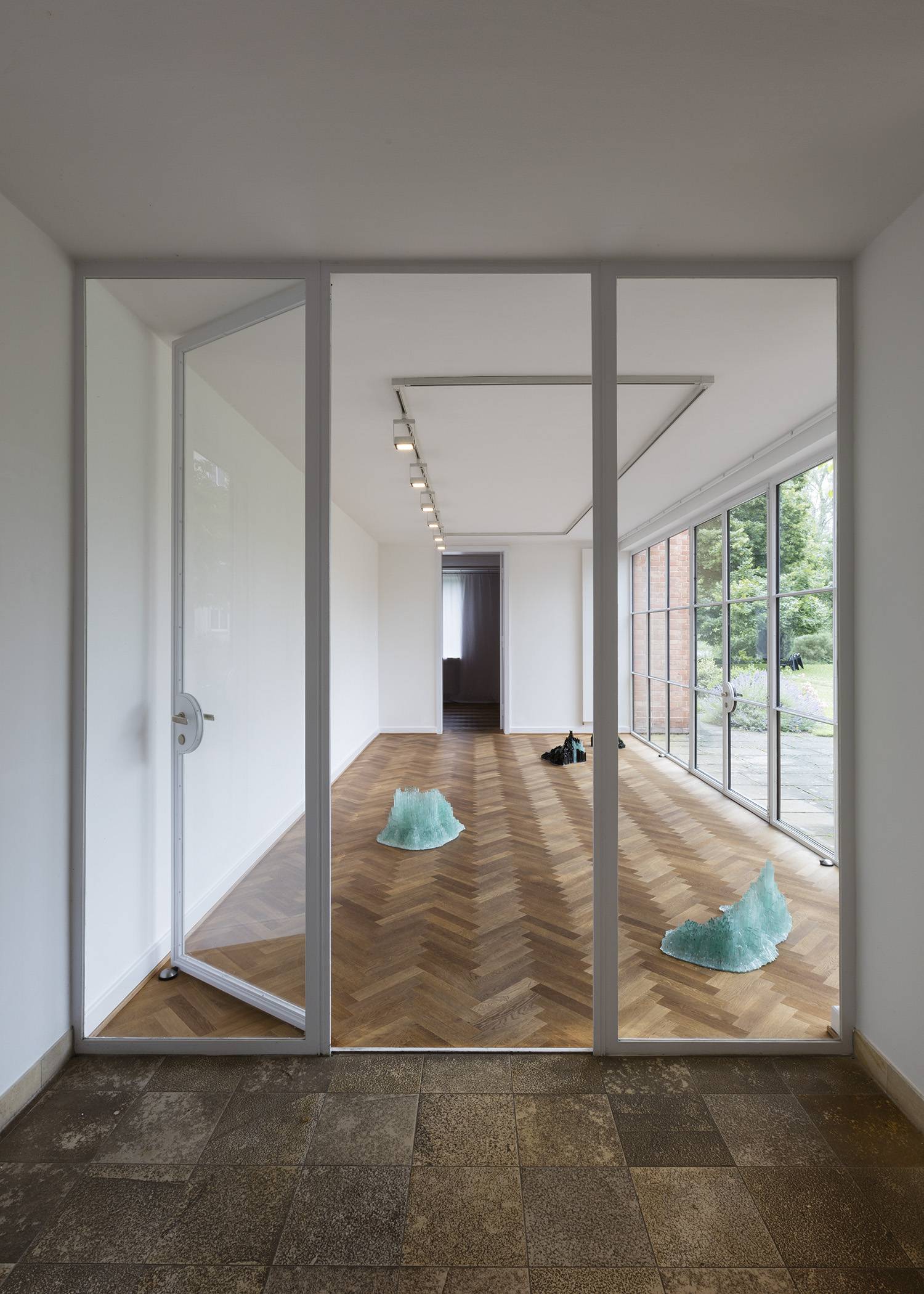 Isa Melsheimer, Der tote Palast zitterte – zitterte!, Mies van der Rohe Haus, Berlin, Germany.