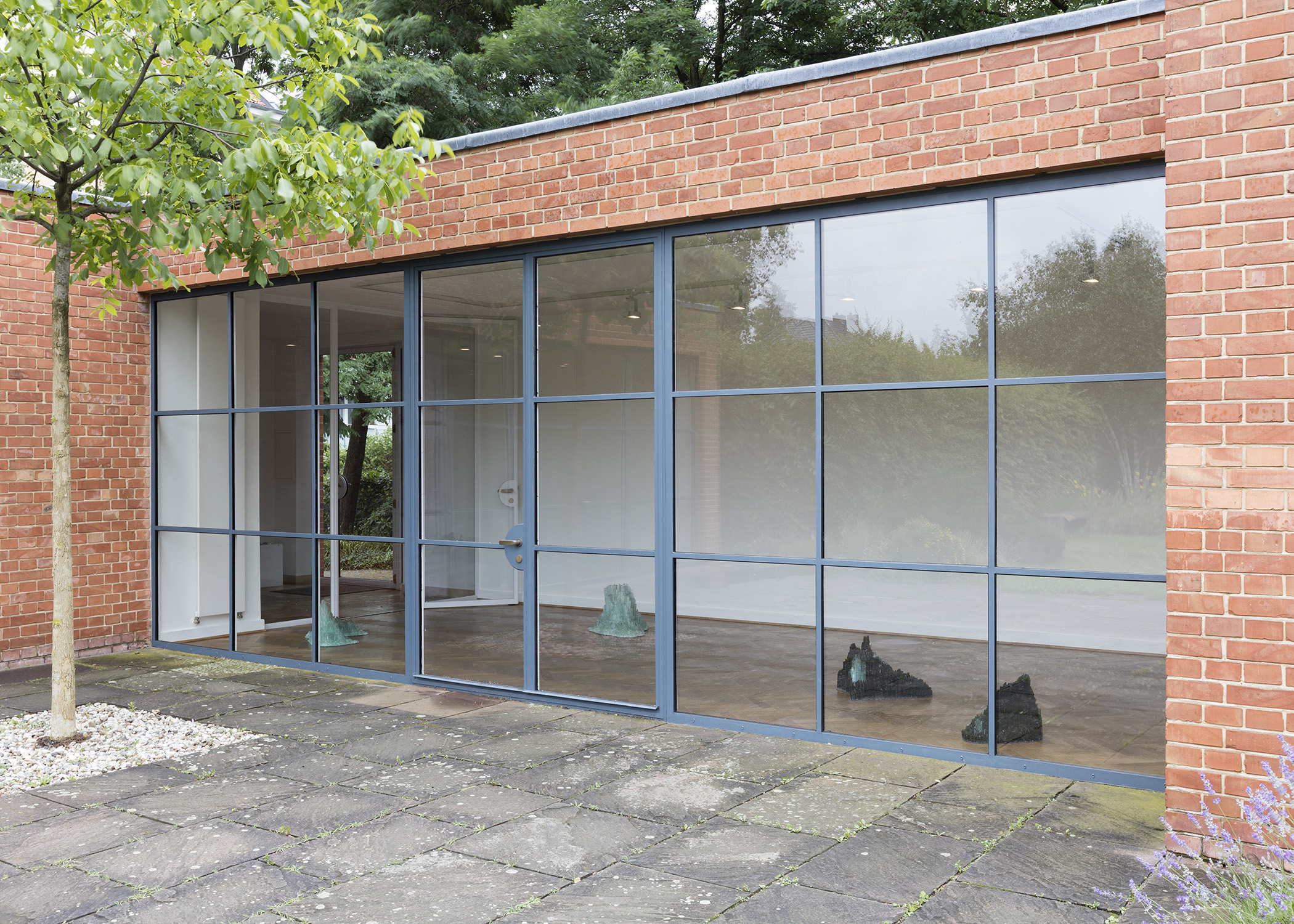 Isa Melsheimer, Der tote Palast zitterte – zitterte!, Mies van der Rohe Haus, Berlin, Germany.