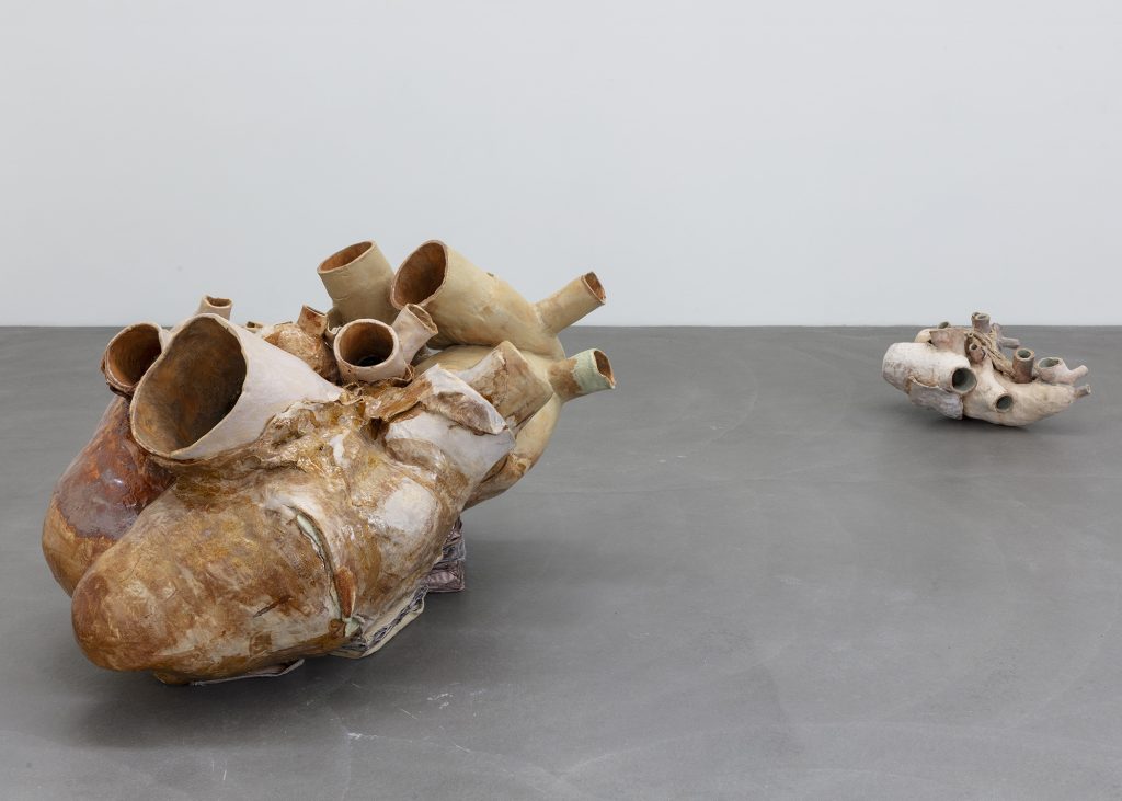 Sound of the Earth. Ceramics in Contemporary Art Kunstmuseum / Kunsthalle Appenzell 25.5. – 14.9.2025 Walherz, 2018 ceramic, glaze 80 x 80 x 120 cm Walherz (Jordan), 2018 ceramic, glaze 30 x 55 x 35 cm.