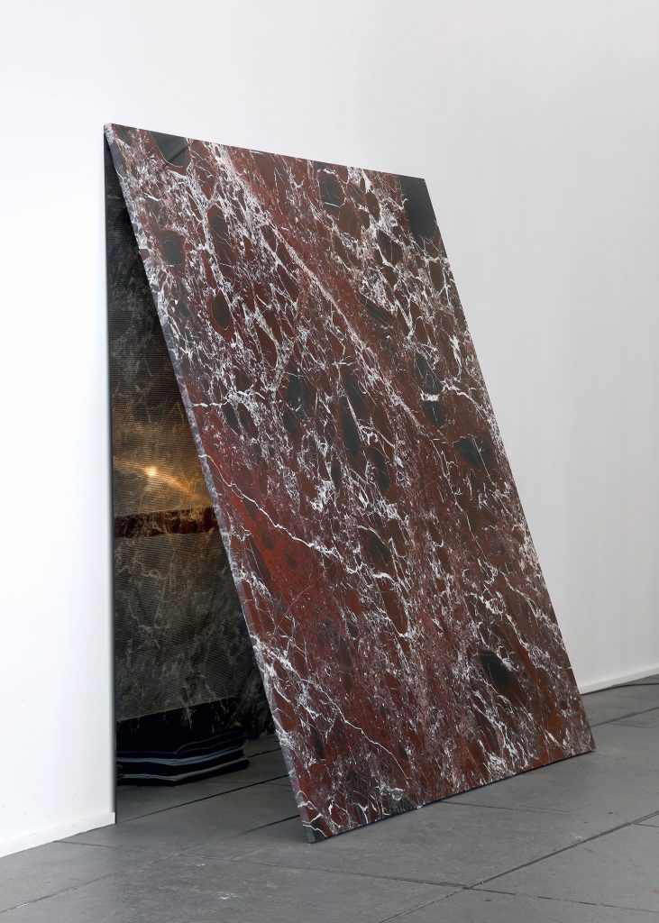 Loos, Zimmer der Dame, Panic Room, 2010, Isa Melsheimer. House of Arts, Brno 9.4. – 10.8.2025 Loos, Zimmer der Dame, Panic Room, 2010 serpentinit levanto rosso, mirror, lamp, rescue blanket, fabric 175 x 180 x 62 cm.