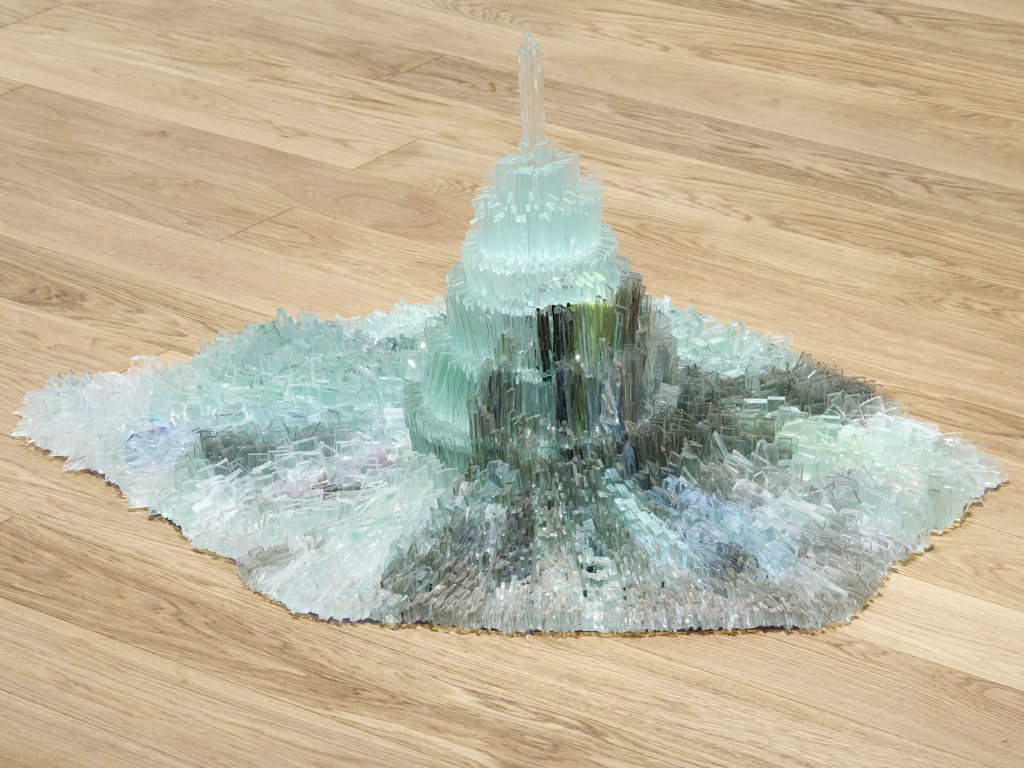 Bergstadt, 2009, Glas, Silikon, Polycarbonat 48 x 110 x 85 cm, Isa Melsheimer.