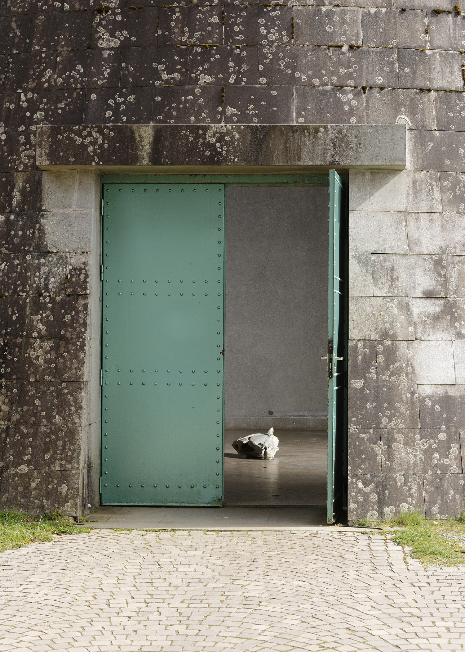 Isa Melsheimer, CONCRETE BODIES ARE FINITE Centre international d'art et du paysage Île de Vassivière.