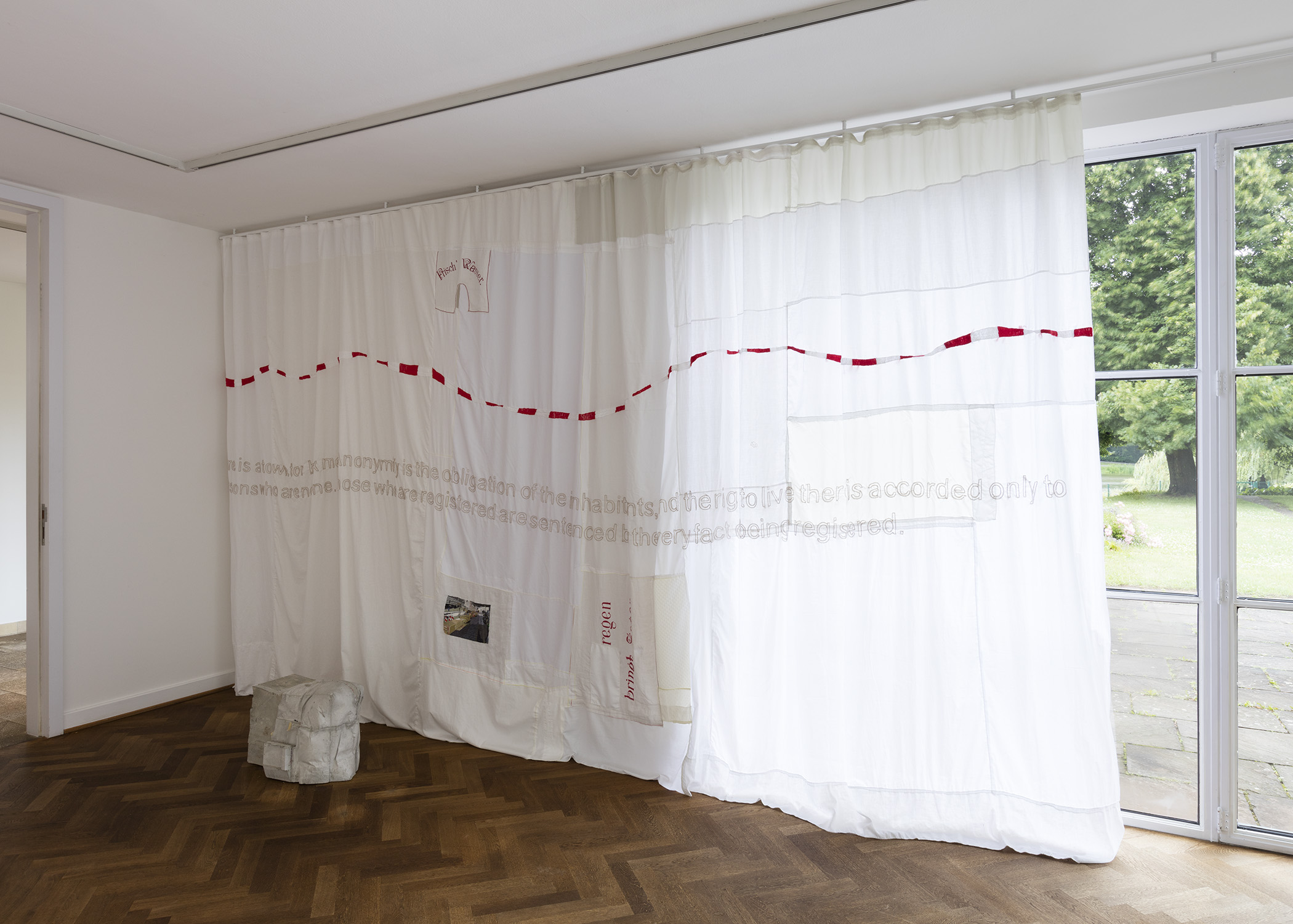 Isa Melsheimer, Der tote Palast zitterte – zitterte!, Mies van der Rohe Haus, Berlin, Germany.